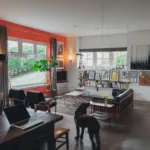 Oranje muur woonkamer