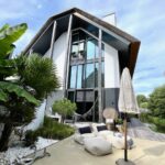 Moderne villa met hoge plafonds en ramen