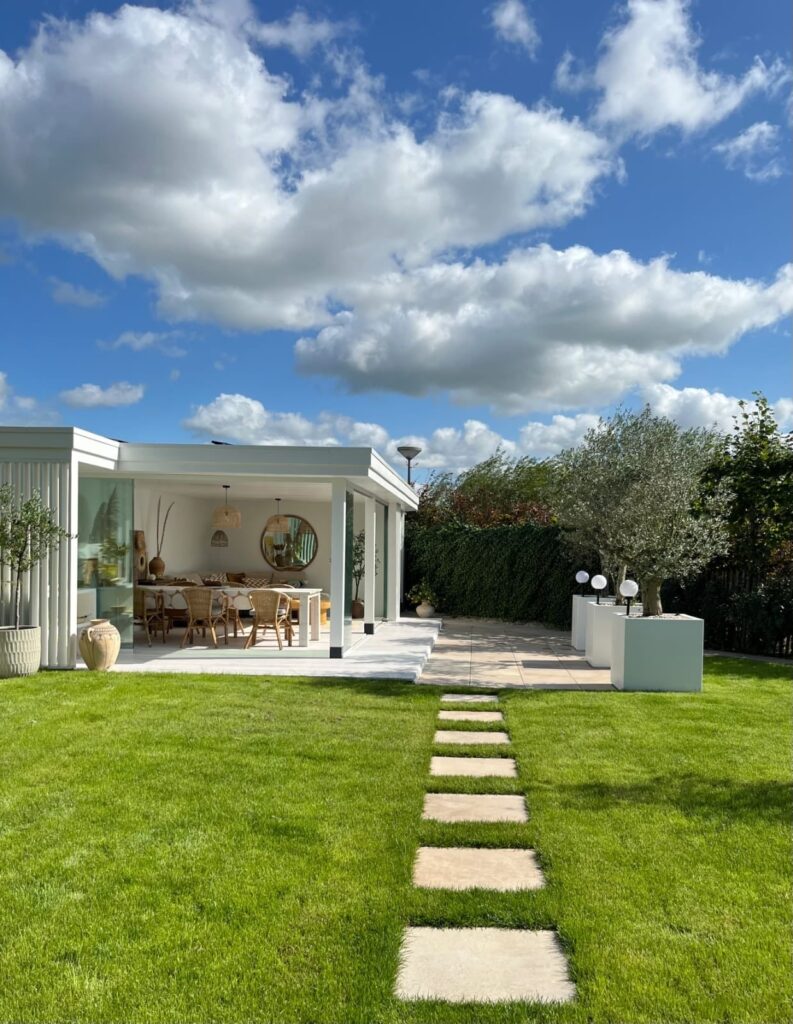 Sfeervolle locatie met witte veranda