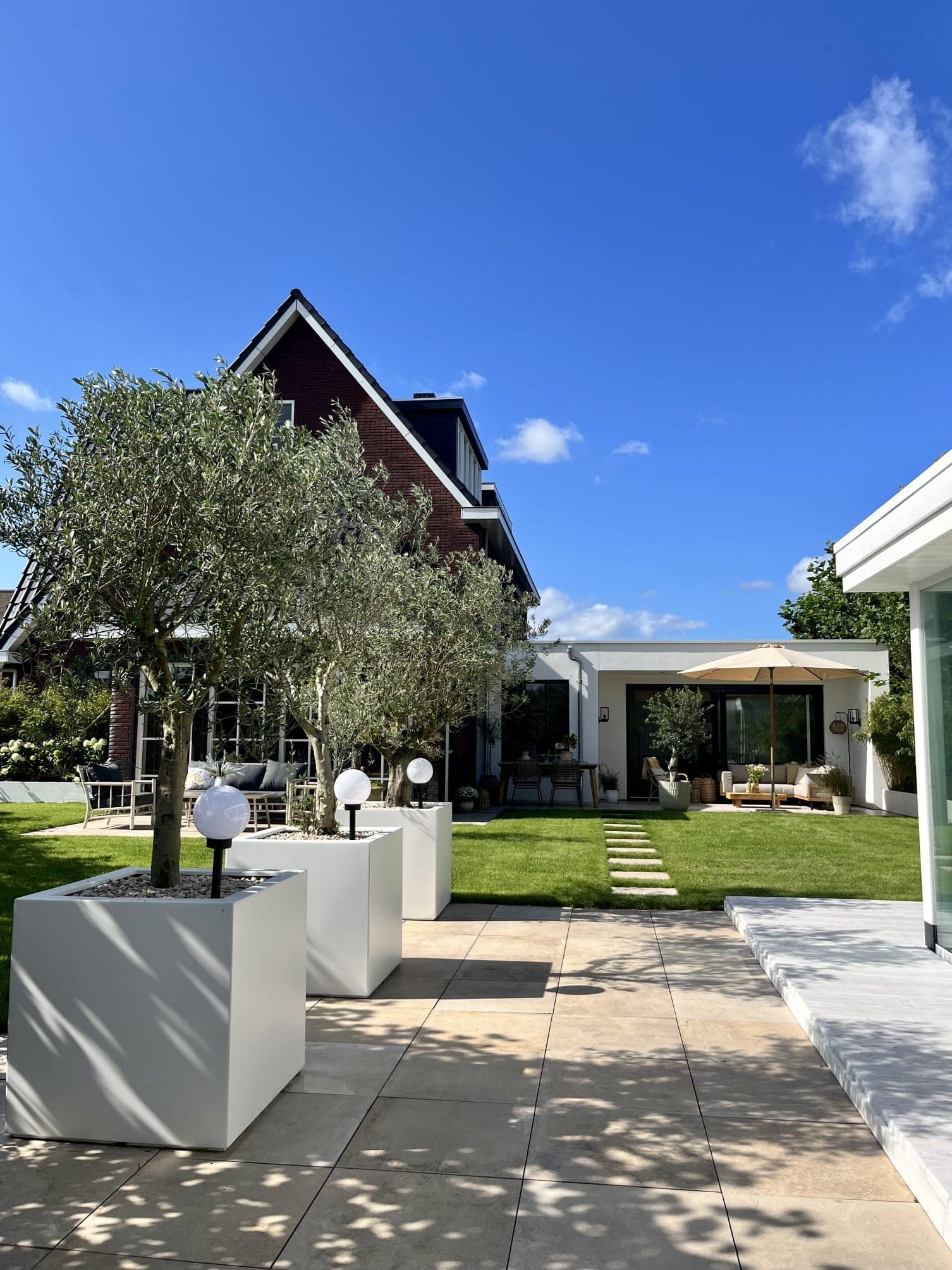 Sfeervolle locatie met witte veranda