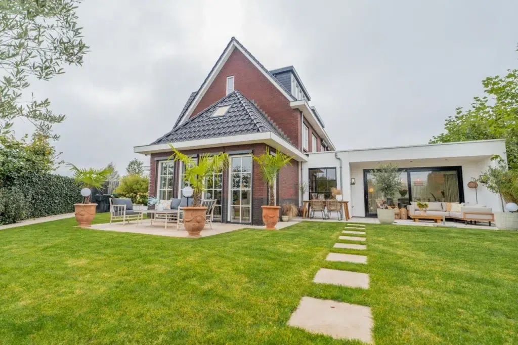 Witte veranda buiten aanzicht