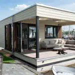 Moderne woonboot vooraanzicht