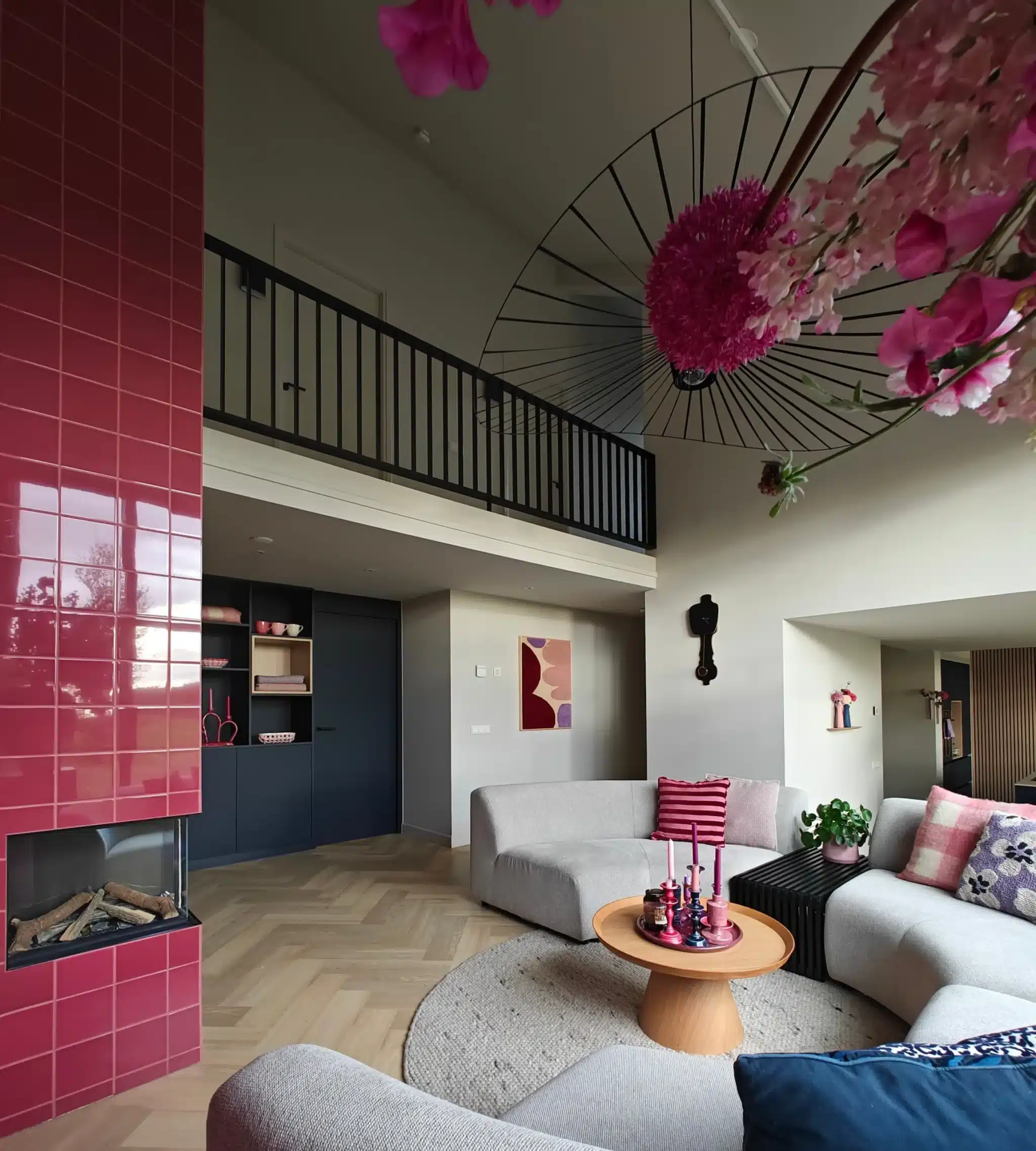 Roze huis woonkamer