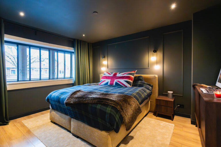 Houten keuken met kookeiland slaapkamer