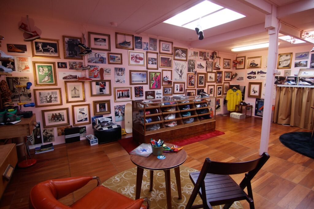 Creatieve urban shootlocatie sneaker library