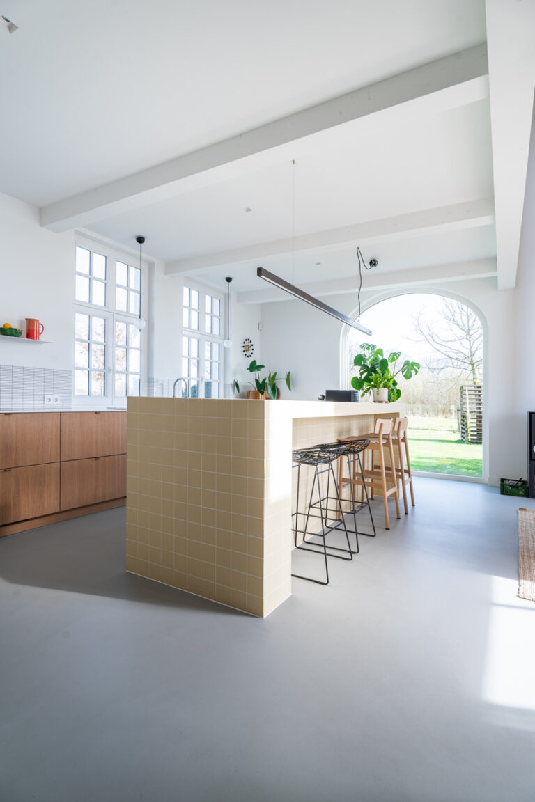 Kleurrijke villa met zwembad keuken