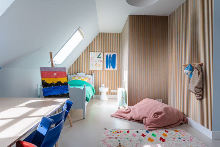 kleurrijke villa met zwembad kinderkamer