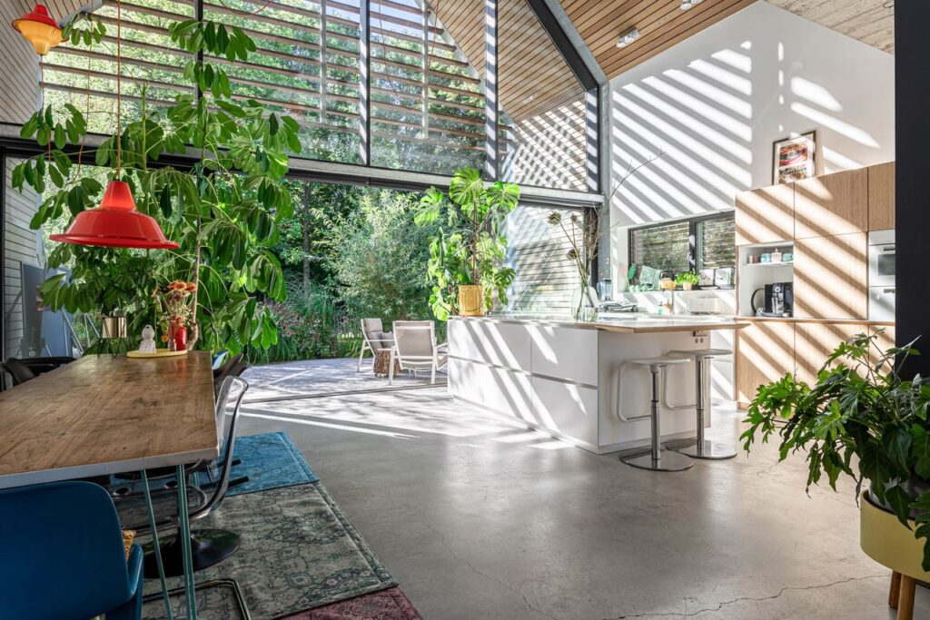 Moderne villa met glazen gevel