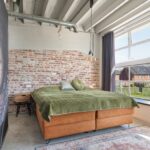 Loftwoning met betonlook slaapkamer