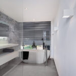 Loftwoning met betonlook badkamer