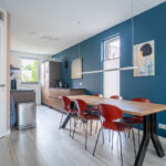 Blauwe muur woonkamer