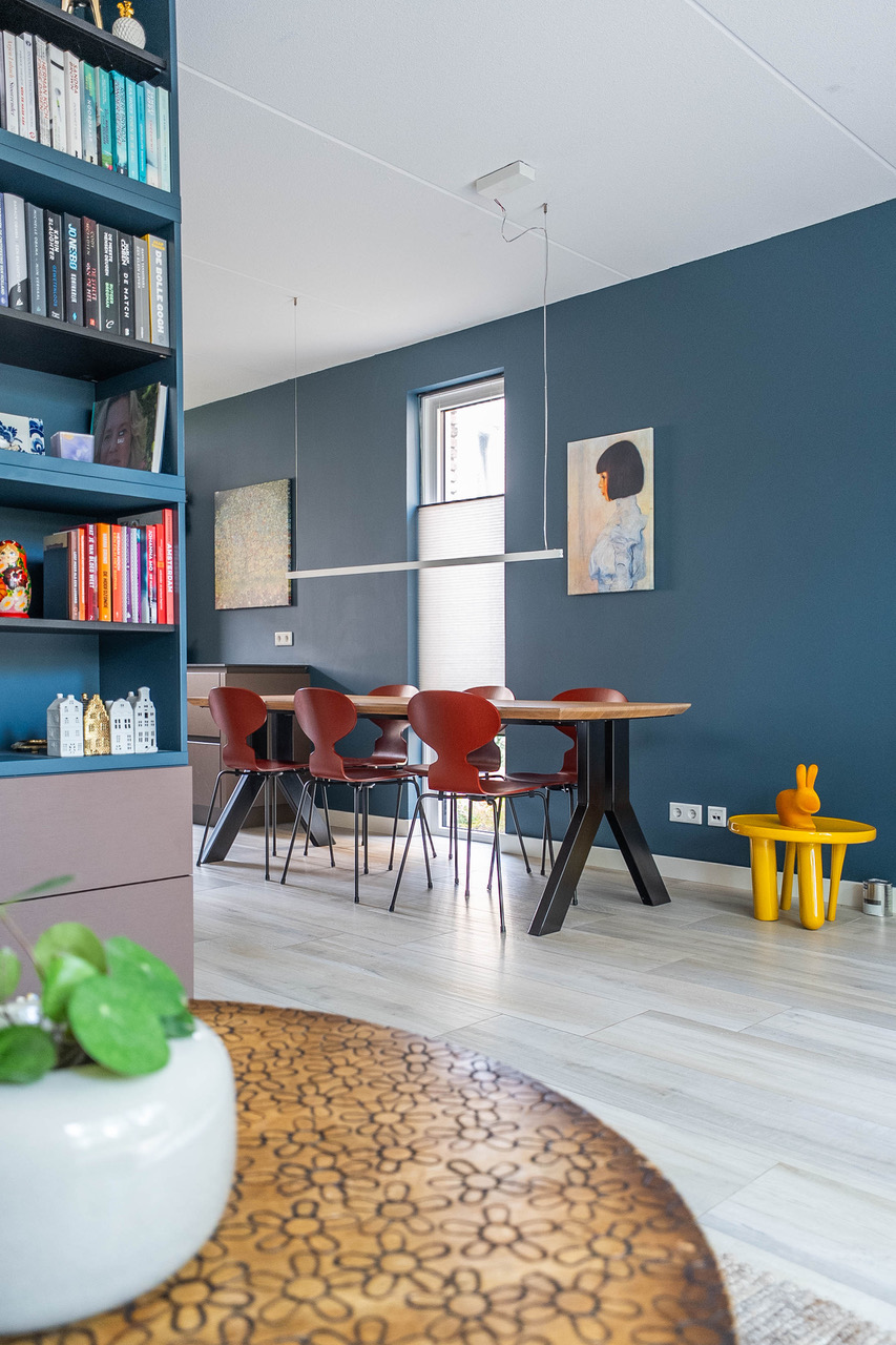 Blauwe muur woonkamer