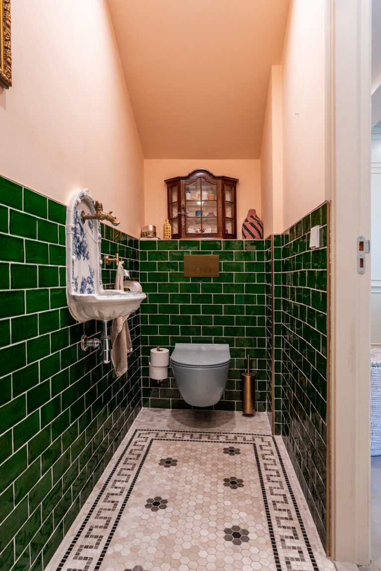 Botanisch retro interieur toilet
