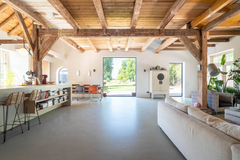 Boerderij met loftgevoel woonkamer