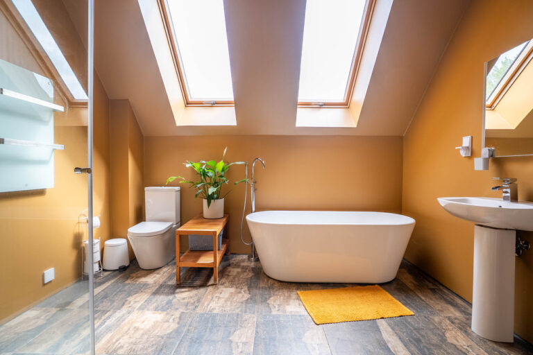 Rode houten schuurwoning badkamer