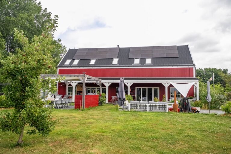 Rode houten schuurwoning tuin