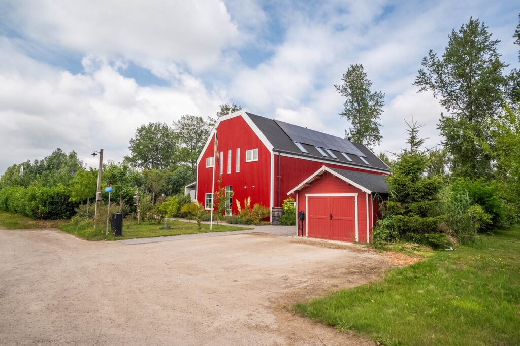 Rode houten schuurwoning