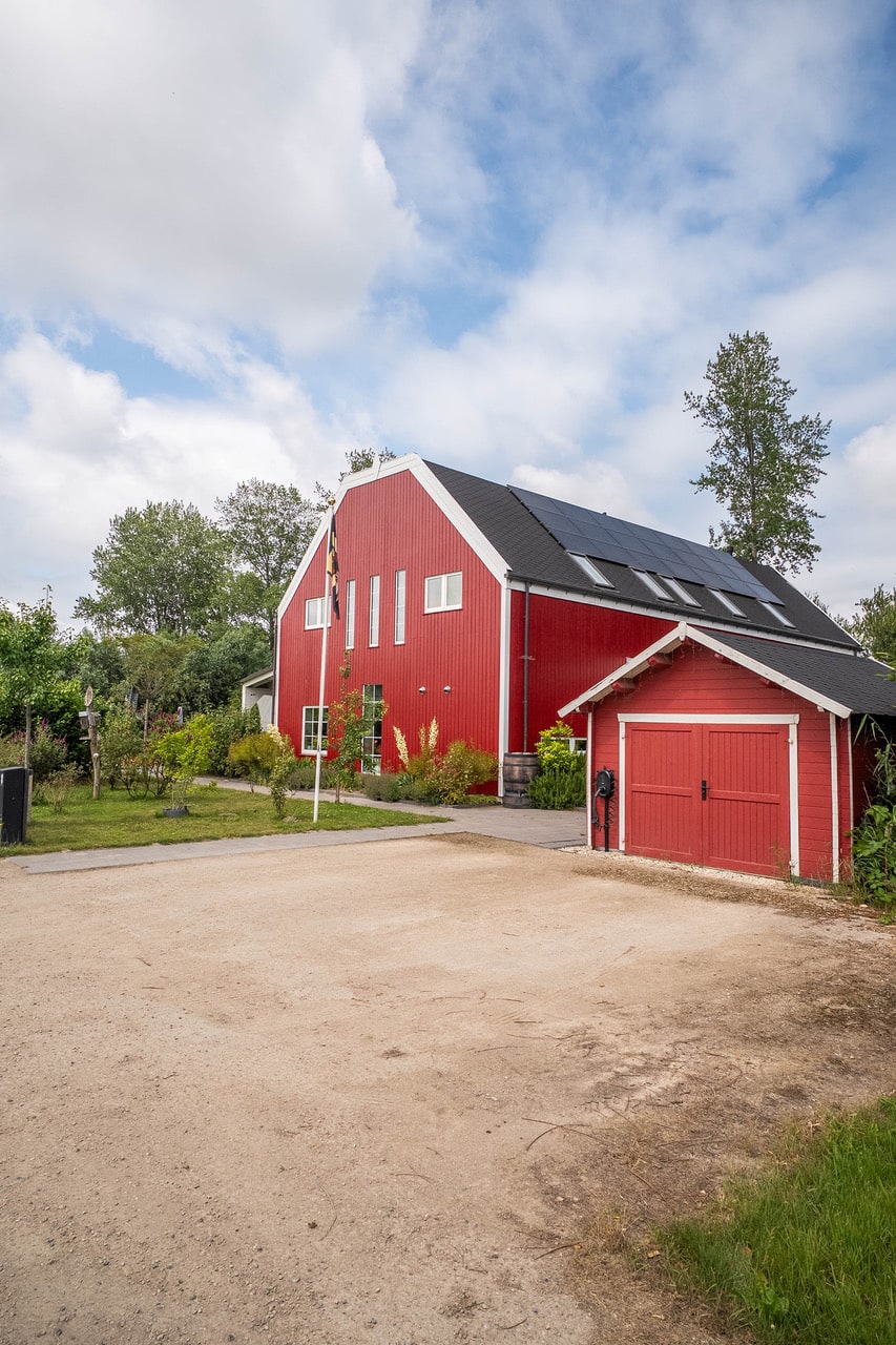 Rode houten schuurwoning