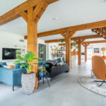 Rode houten schuurwoning woonkamer