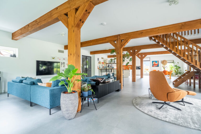 Rode houten schuurwoning woonkamer