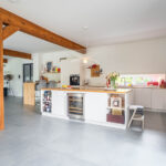 Rode houten schuurwoning keuken