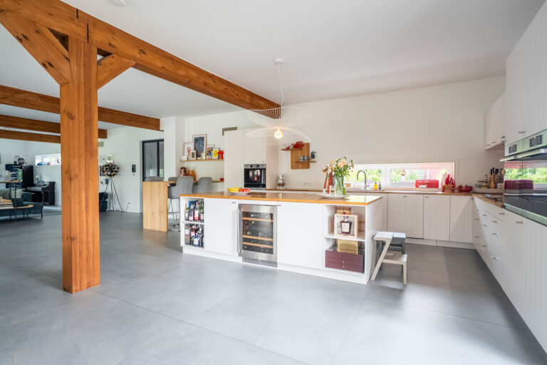 Rode houten schuurwoning keuken