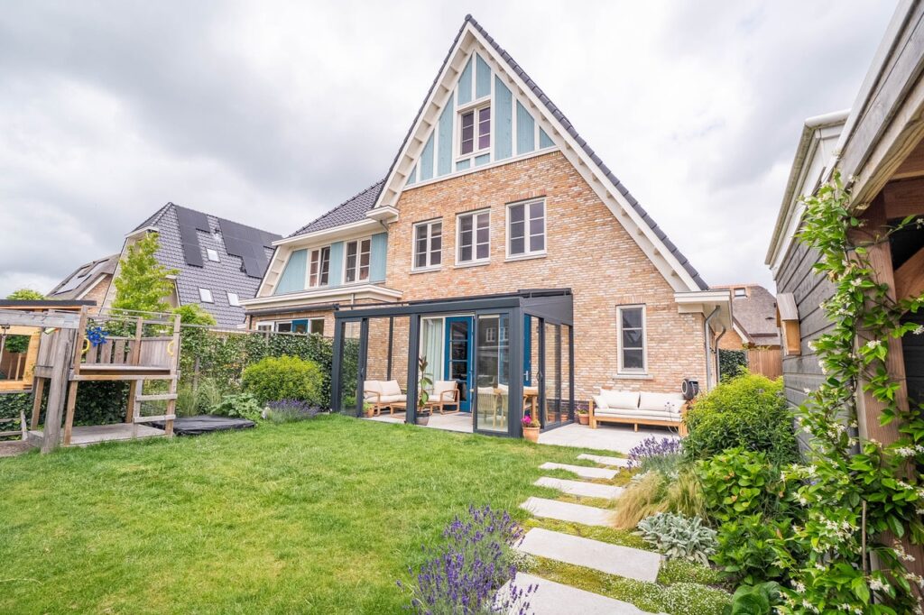 Moderne familiewoning tuin
