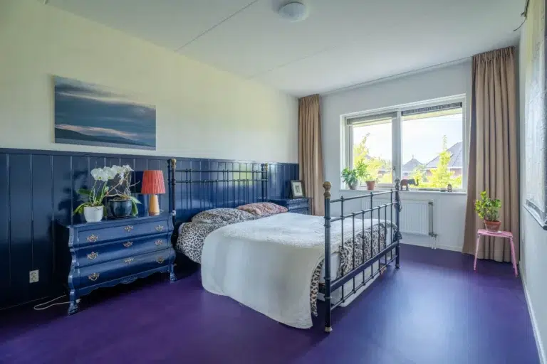 Kleurrijke shootlocatie slaapkamer