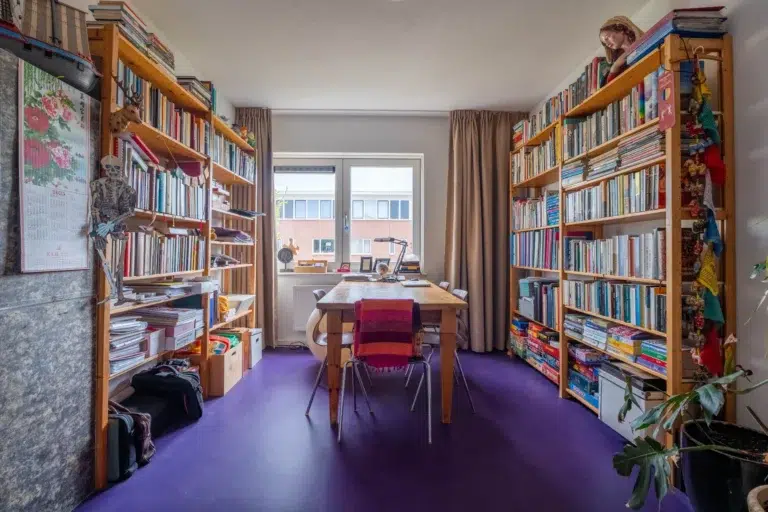 Kleurrijke shootlocatie werkkamer