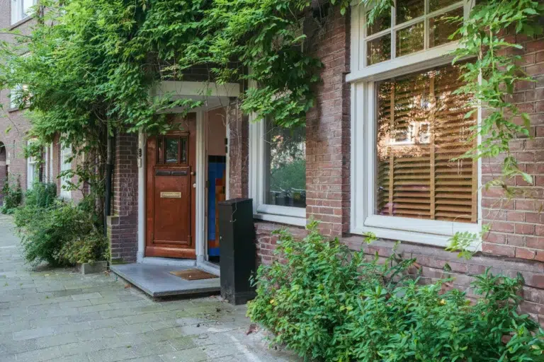 Warm ingerichte benedenwoning vooraanzicht