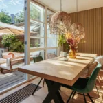 Warm ingerichte benedenwoning eetkamer