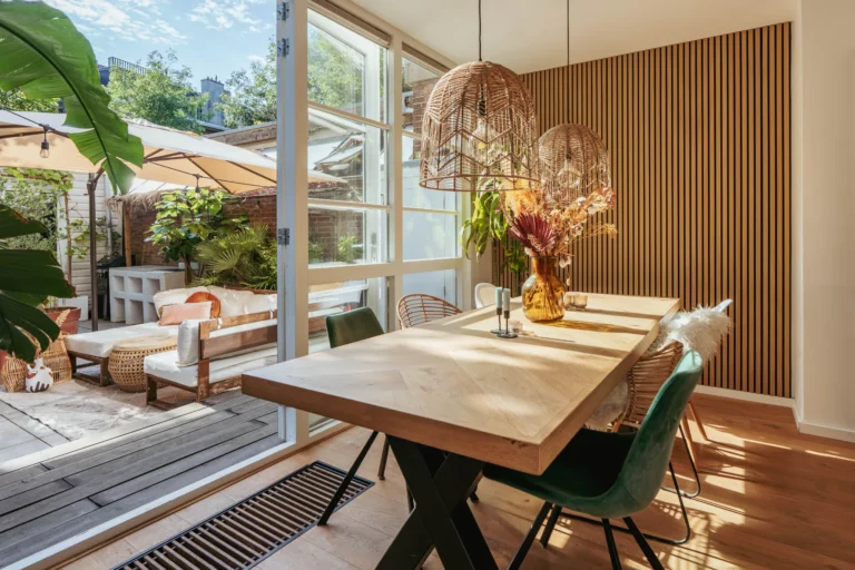 Warm ingerichte benedenwoning eetkamer
