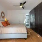 Warm ingerichte benedenwoning slaapkamer