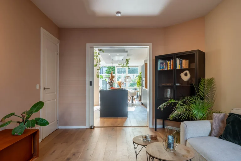 Warm ingerichte benedenwoning keuken