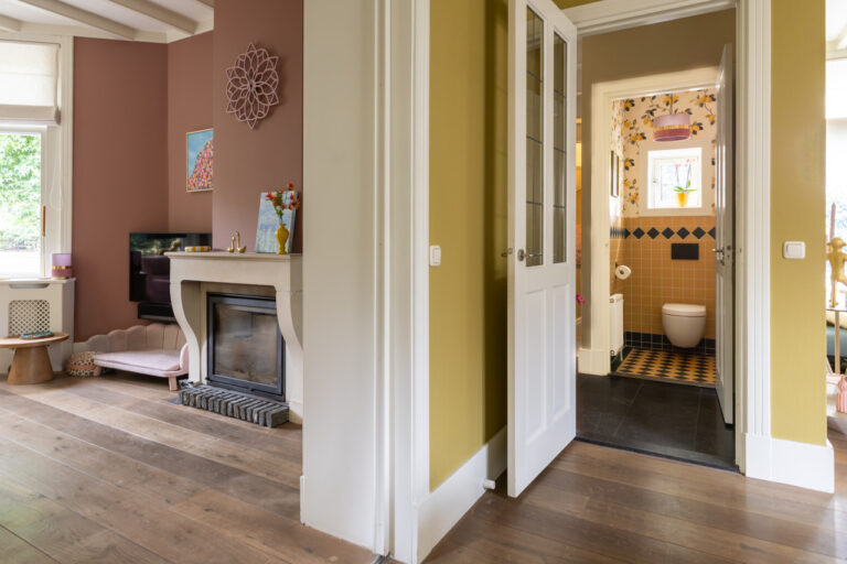 Eclectisch familiehuis met kleur en karakter toilet