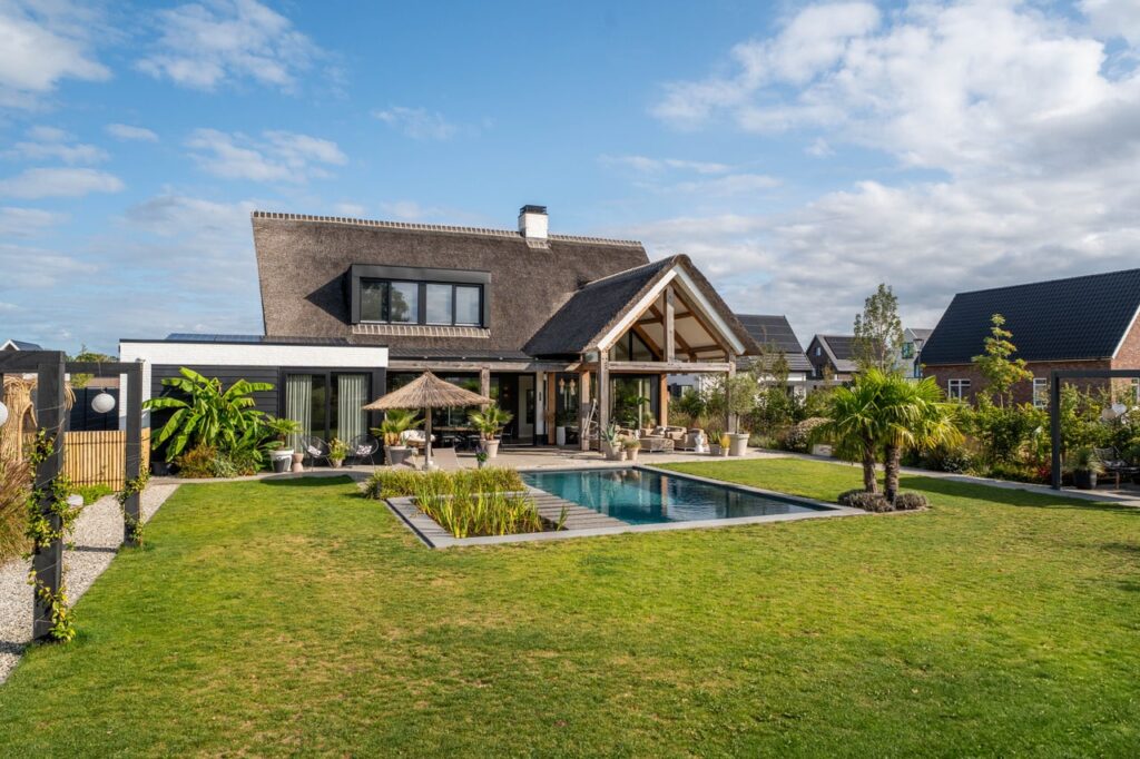Moderne villa met rieten kap en zwembad