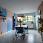 Kleurrijke woning met blauwe bank