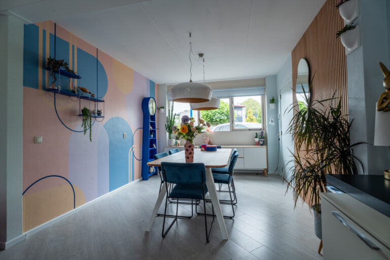 Kleurrijke woning met blauwe bank