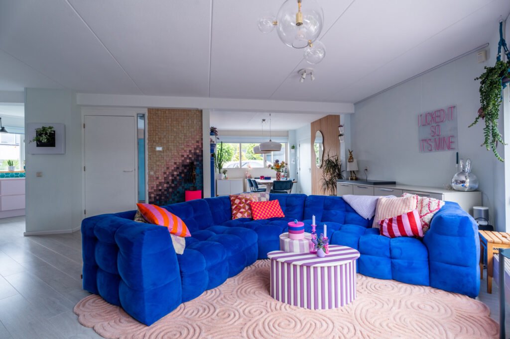 Kleurrijke woning met blauwe bank