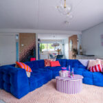 Kleurrijke woning met blauwe bank