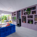 Kleurrijke woning met blauwe bank