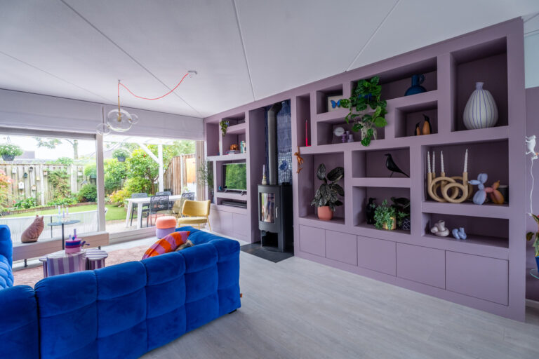 Kleurrijke woning met blauwe bank