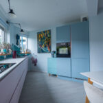 Kleurrijke woning met blauwe bank keuken