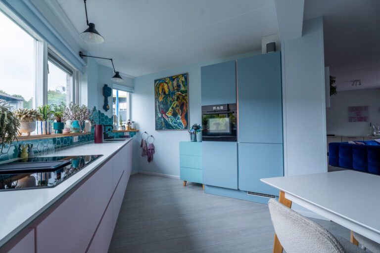 Kleurrijke woning met blauwe bank keuken