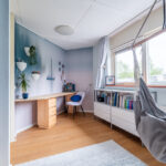 Kleurrijke woning met blauwe bank slaapkamer