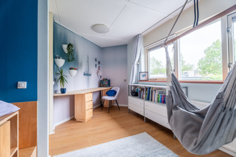 Kleurrijke woning met blauwe bank slaapkamer