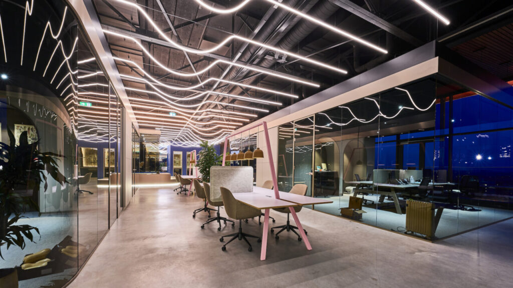 Kantoorlocatie met kleurrijke inrichting