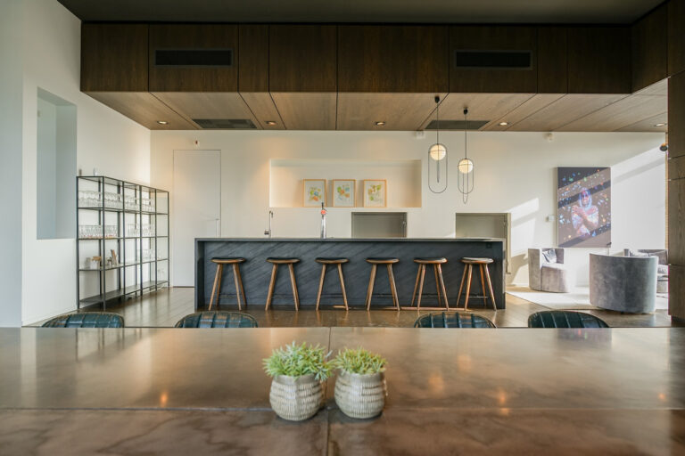 Kantoorlocatie met kleurrijke inrichting