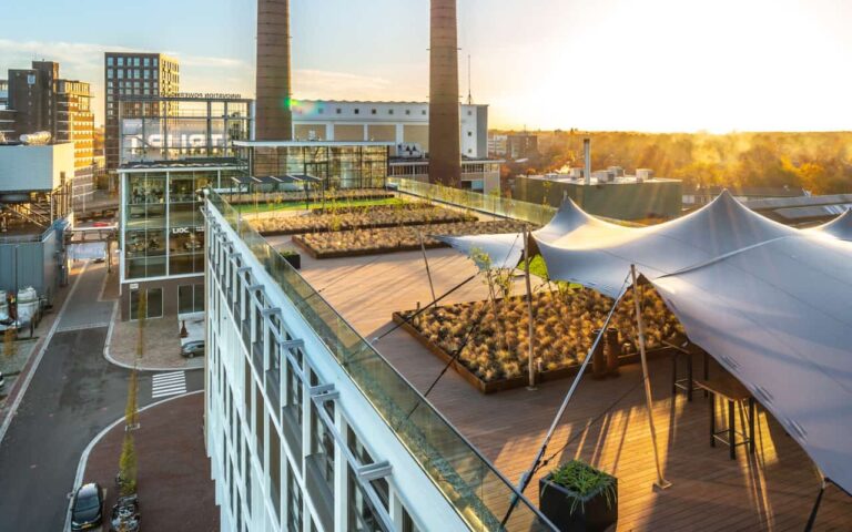 Kantoorlocatie met kleurrijke inrichting