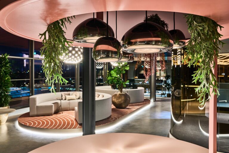 Kantoorlocatie met kleurrijke inrichting